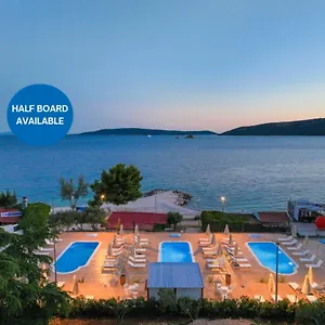 apartments-medena.hotels-in-trogir.com/